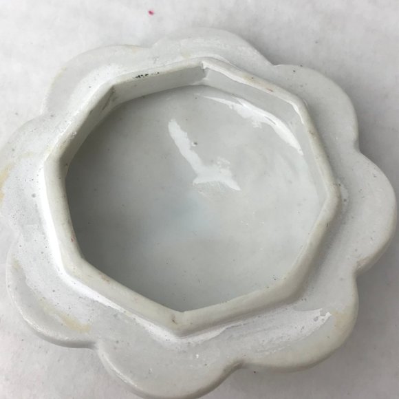 NIB - VINTAGE PORCELAIN KEEPSAKE Detailed Embossed Trinket Box with Gold Trim - Picture 5 of 12